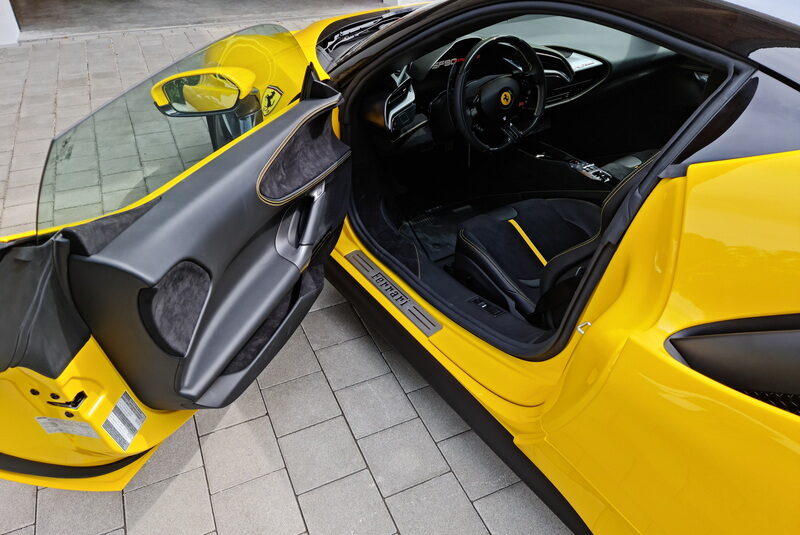 Ferrari SF90 Stradale Hybride Cuir Noir avec coutures et rayures jaunes 1.000CV, MON 2021 (10154) ( 9.059.000,00 MAD)