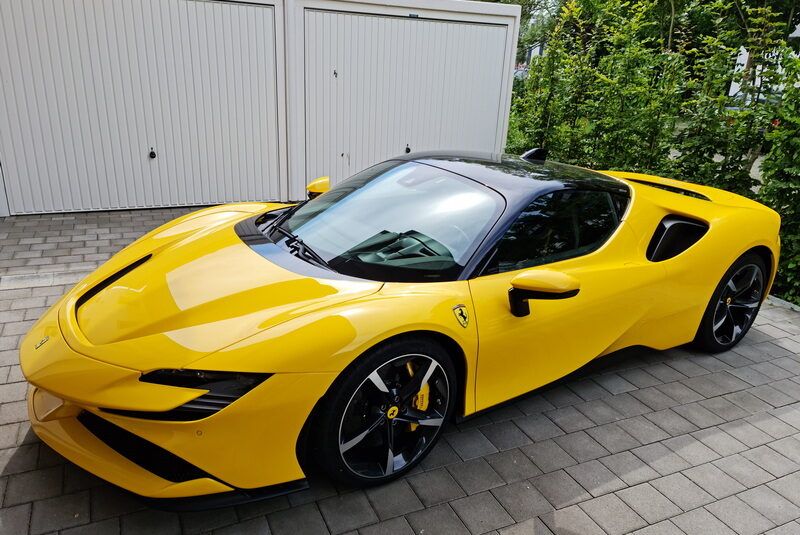 Ferrari SF90 Stradale Hybride Cuir Noir avec coutures et rayures jaunes 1.000CV, MON 2021 (10154) ( 9.059.000,00 MAD)