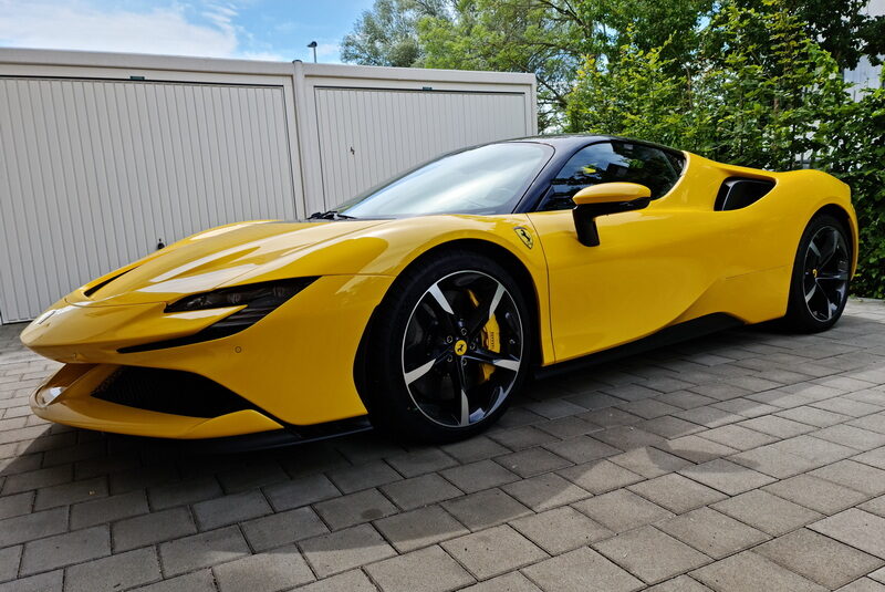 Ferrari SF90 Stradale Hybride Cuir Noir avec coutures et rayures jaunes 1.000CV, MON 2021 (10154) ( 9.059.000,00 MAD)