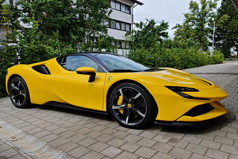 Ferrari SF90 Stradale Hybride Cuir Noir avec coutures et rayures jaunes 1.000CV, MON 2021 (10154) ( 9.059.000,00 MAD)