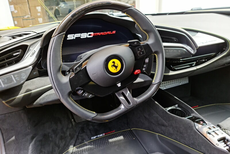 Ferrari SF90 Stradale Hybride Cuir Noir avec coutures et rayures jaunes 1.000CV, MON 2021 (10154) ( 9.059.000,00 MAD)