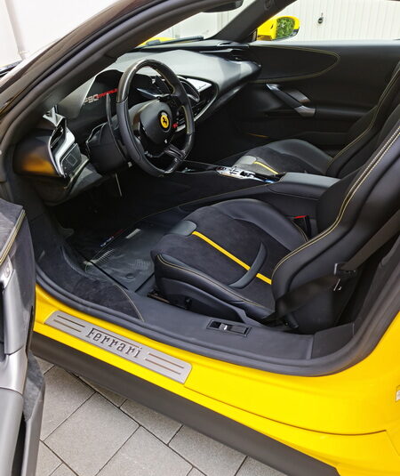 Ferrari SF90 Stradale Hybride Cuir Noir avec coutures et rayures jaunes 1.000CV, MON 2021 (10154) ( 9.059.000,00 MAD)