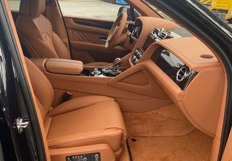 بنتلي بينتايجا أسود Manufacturer Onyx Full leather, brown MY 2022 (10173) (4.420.000,00 MAD)