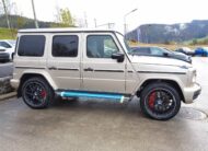 مرسيدس بنز G 63 AMG ترافرتين بيج – تشطيب معدني (693) مقاعد جلد نابا ، لون واحد أحمر بنغالي (927) MY 2022 (10199) (4.157.000,00 MAD)