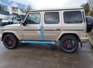 مرسيدس بنز G 63 AMG ترافرتين بيج – تشطيب معدني (693) مقاعد جلد نابا ، لون واحد أحمر بنغالي (927) MY 2022 (10199) (4.157.000,00 MAD)