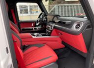 Mercedes Benz G 63 AMG Blanc Polaire – Finition Standard (149) Cuir Nappa Semi-Aniline Rouge (807) AM 2022 (10208) (4.157.000,00 MAD)